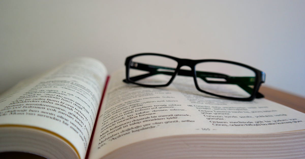Brille liegt auf aufgeschlagenem Buch